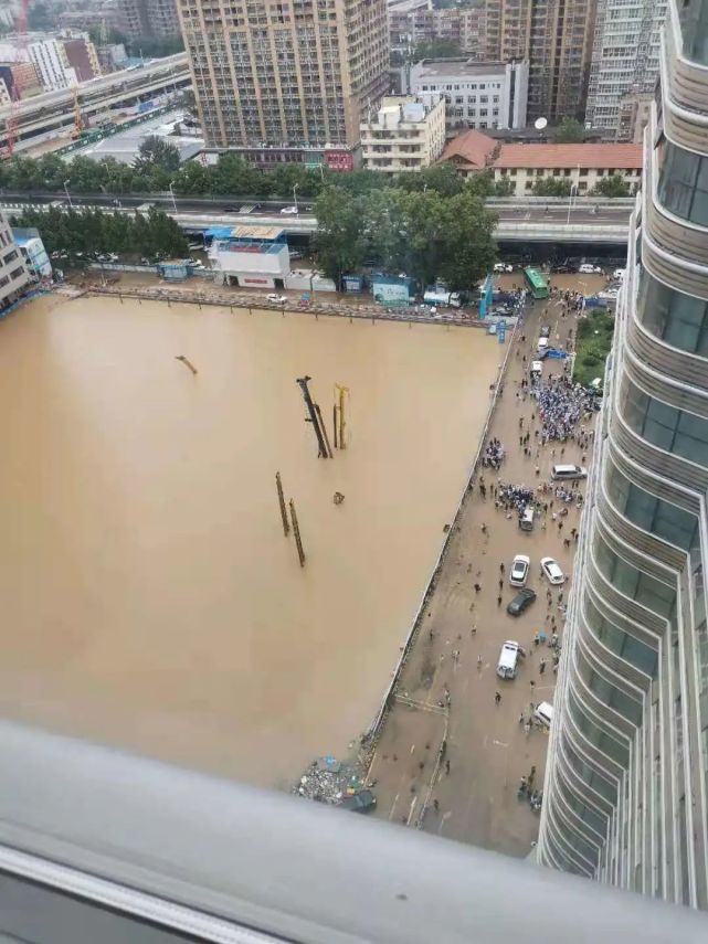 郑州大学暴雨图片