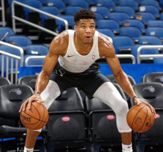 字母哥进入联盟8年时间8张图感受身材变化努力造就成功