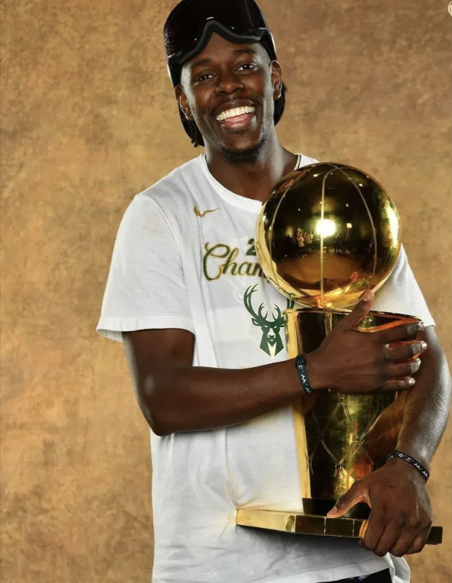 nba:霍勒迪职业生涯薪资一览,高薪和总冠军都有了,来雄鹿算是对了