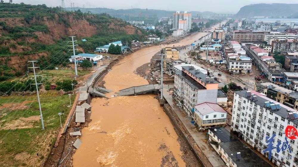 洪水肆虐下的米河镇