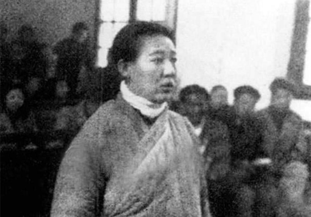 老照片再现川岛芳子枪决现场戴着口罩走上刑场枪决后面目难辨