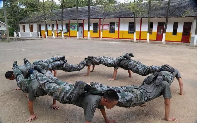 俯卧撑要做多少个才算及格?我军最高纪录至今无人能破