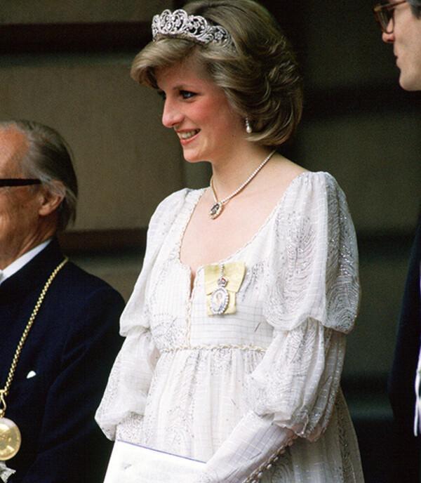 皇室王妃怀孕时宛如仙女的瞬间,英国女王无比惊艳_腾讯新闻