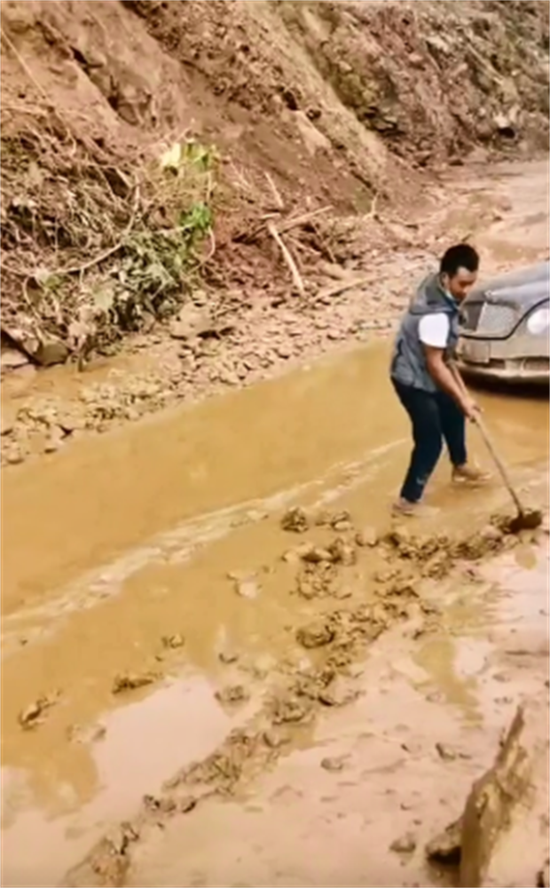 百万宾利回乡下，遇泥坑过不去，后方车主看不下去，直接下车开垦！