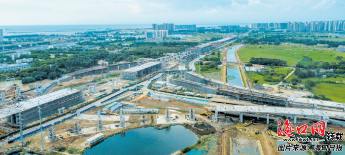 7月20日,海秀快速路二期延长线(右)和g15沈海高速公路海口段连接处正