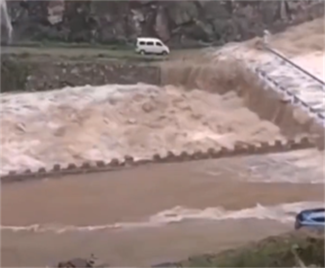 五菱“神车”再次显威！桥边洪水泛滥，车主一脚油门直接通过，车没被冲走