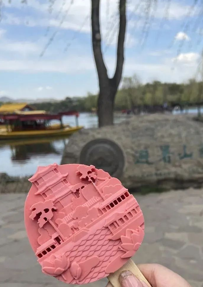 承德避暑山庄的文创雪糕,镂空雕刻层次分明,满满的一件艺术品!