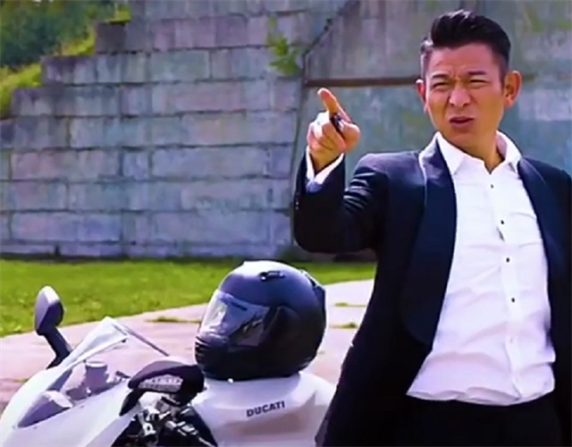 刘德华剧中座驾，杜卡迪959，全车“奶昔白”，上街回头率百分百