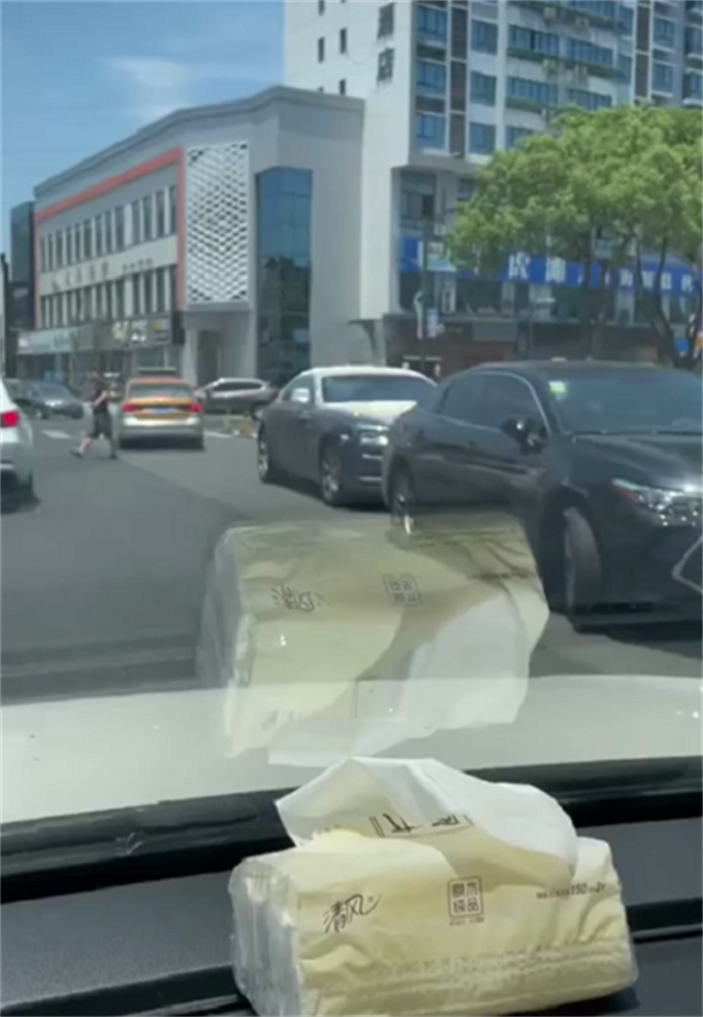 无锡“网红车”劳斯莱斯，全车“钻石”双拼很拉风，但车牌还比车吸睛