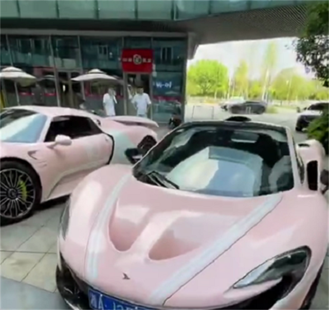 某网红的5台超跑，不乏918和迈凯伦P1，还有拉法，每台车全是粉色