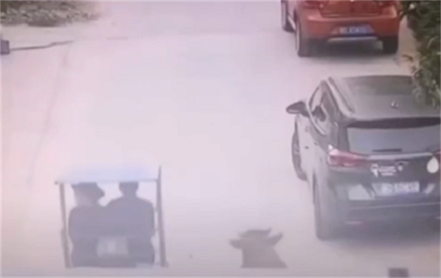 雪佛兰SUV停路边，车门有凹陷，车主一查监控，才知这没法赔偿！