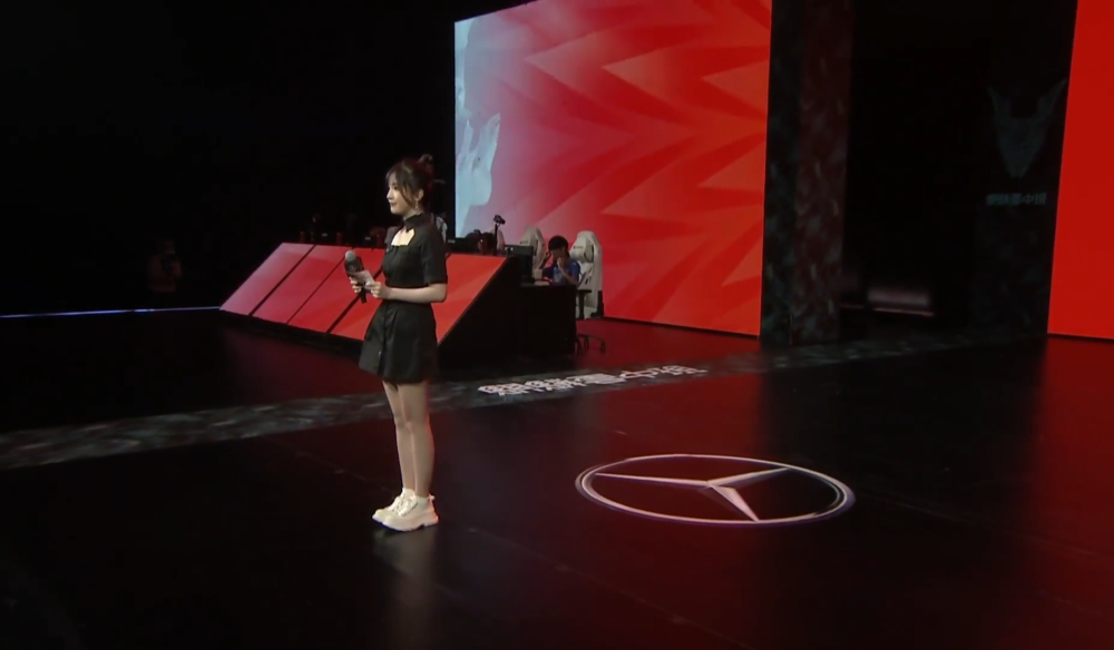 lpl第一腿神长胖了!女主持西西现场照,神颜成了胖脸_腾讯新闻