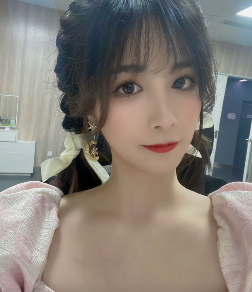 lpl第一腿神长胖了女主持西西现场照神颜成了胖脸