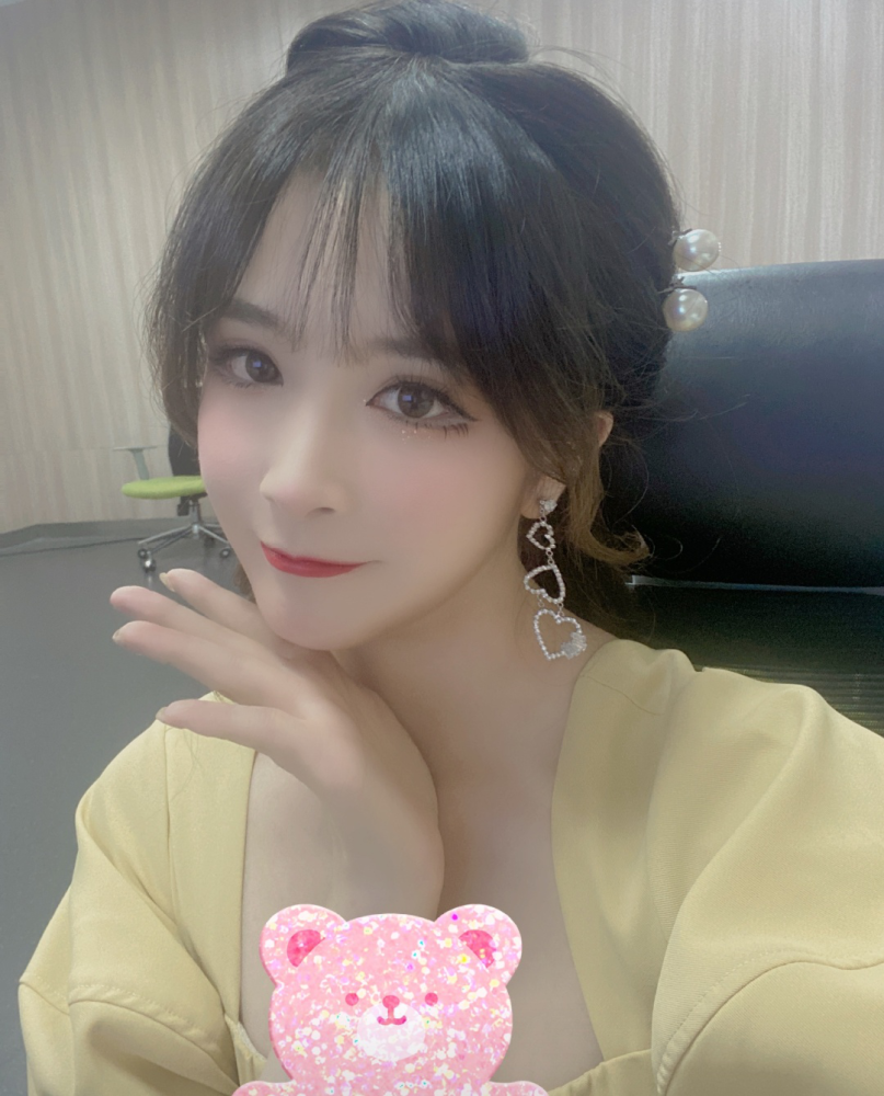 lpl第一腿神长胖了女主持西西现场照神颜成了胖脸