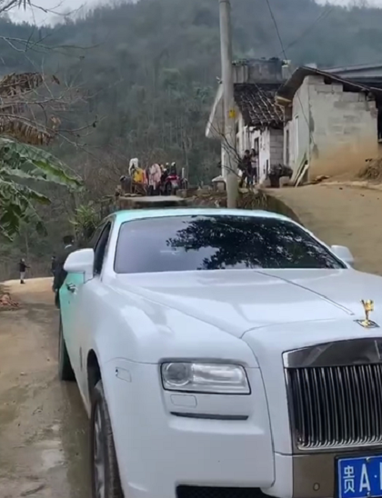贵阳某小伙创业成功返乡，座驾劳斯莱斯，车价7位数，车和环境形成鲜明对比