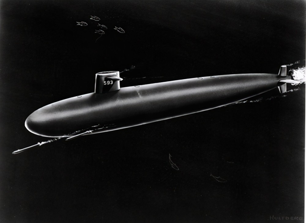 美国长尾鲨核潜艇惨剧坠入海底悬崖被压成碎片22枚核弹失踪