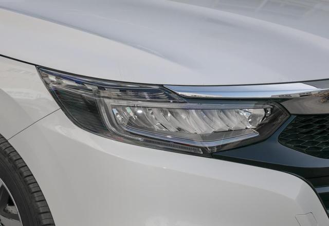 10万也能“越级”，配王牌发动机，B级车后排带主动降噪，4个油