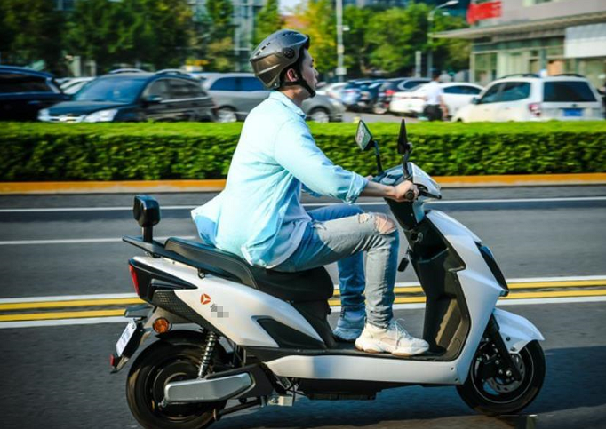 电动车充电，充满不拔和没充满就拔充电器，哪个更伤车？一看便知