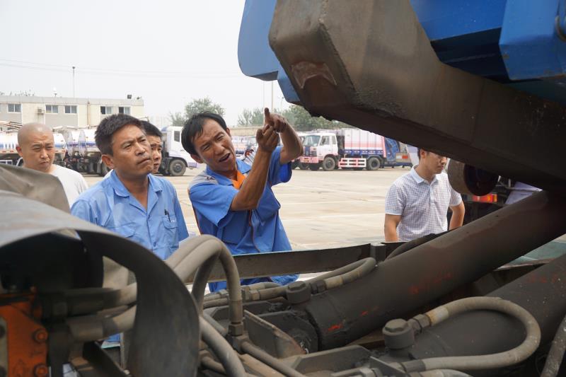 北京环卫集团垃圾清运车驾驶员·李国栋