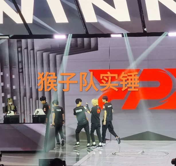 “刘青松第一视角扫把图”火了，梦回S9的巴黎，采访坚持公平正义_腾讯新闻