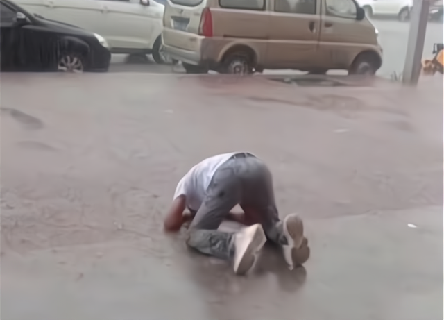"求求别再下雨了",河南一男子在雨中跪地痛哭,看着让人心酸_腾讯新闻