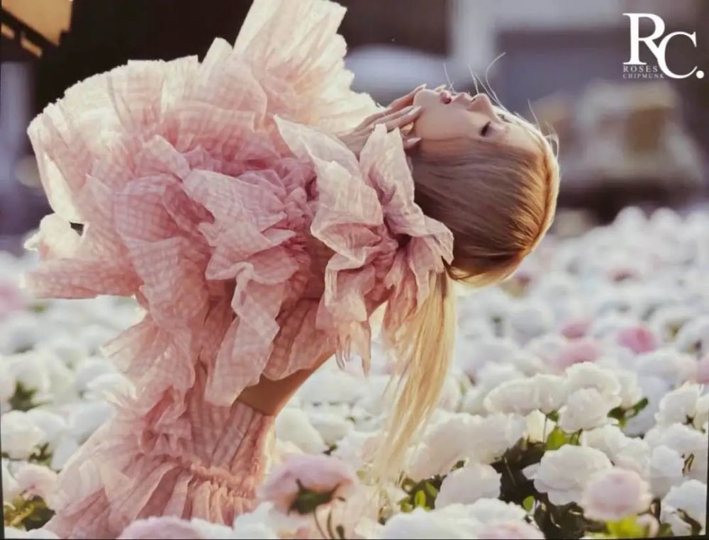 朴彩英ros07|on the ground 写真内页扫图_腾讯新闻