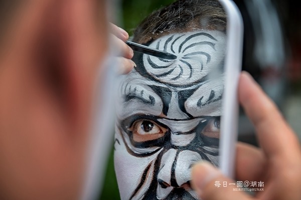 每日一图湖南笔墨勾画花样脸谱脸谱诉说戏剧人生