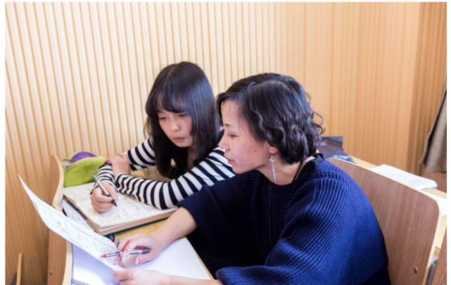 大学生家教备受家长钟爱在咖啡厅补课课外辅导班表示慌了