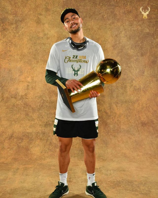 雄鹿冠军定妆照大合集!霍勒迪笑成这样?