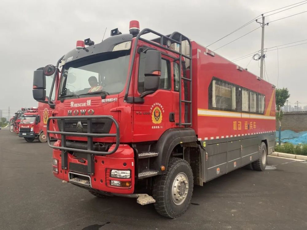 根据总队调度命令 苏州市消防救援支队立即出动 2辆机动运兵车,1辆龙