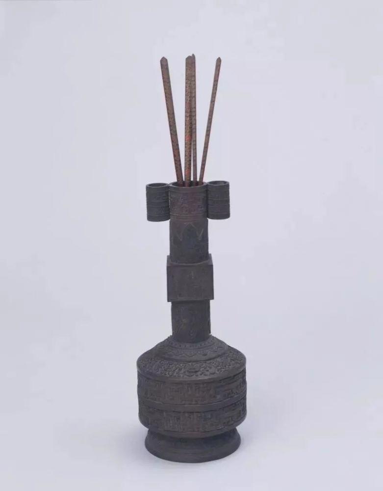 贯耳瓶的造型,正是来源于用来投箭的壶,名字也叫投壶.