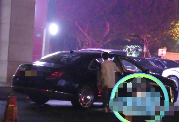 郭敬明聚会嗨玩到深夜 身边跟一群帅气壮男 个头比别人矮一大截 全网搜