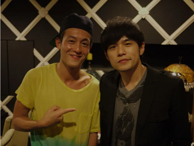 明星的门槛应该有多高,远看刘德华的敬业,近看陈冠希的担当_腾讯新闻