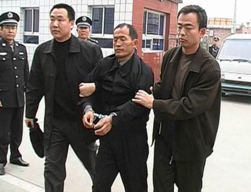 在案件发生的时候,警方并没有这将这些案件联系到一起,杨新海专挑一些