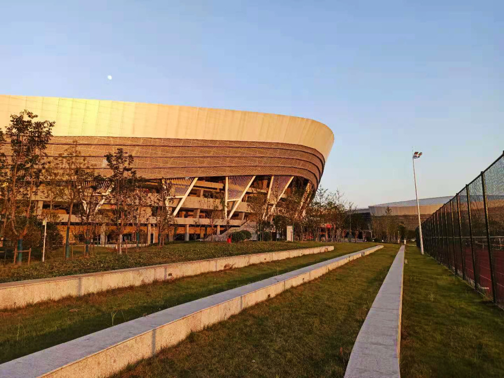 淠河畔又多一处地标性建筑六安市体育中心已于2020年9月29日正式建成