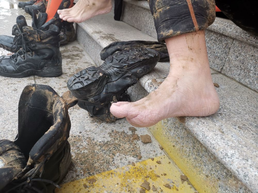 一线暖心故事泡白的脚满身的痱子记录着无私付出