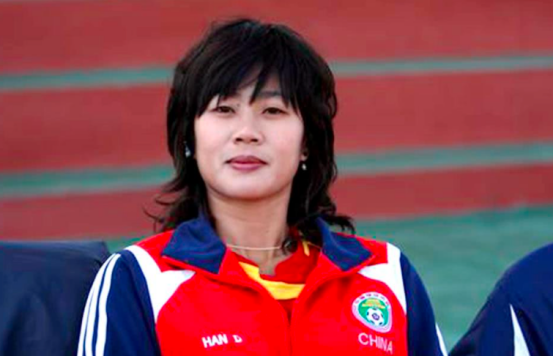 女足韩端直播笑言退役早了,曾掀衣惹争议,今肤白貌美魅力十足