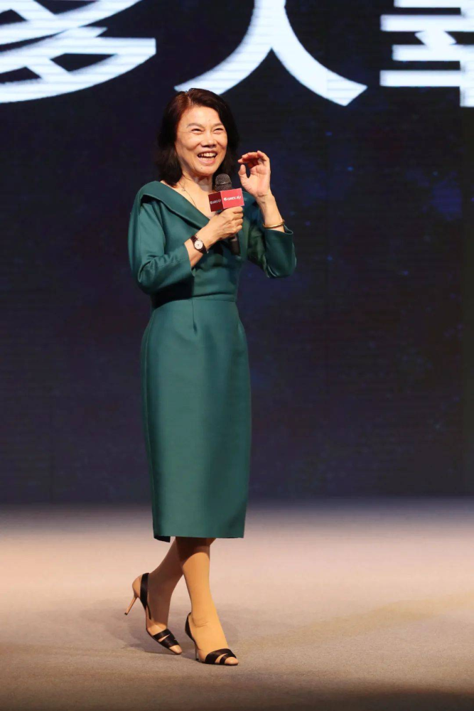 董明珠越老越有时尚感,把衬衫当做外套来穿,再配白色内搭超减龄_腾讯