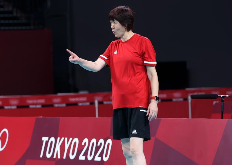 继刘国梁用脚量场地 郎平用纸测风向 为了升国旗奏国歌 她做的还不只是这些 腾讯新闻