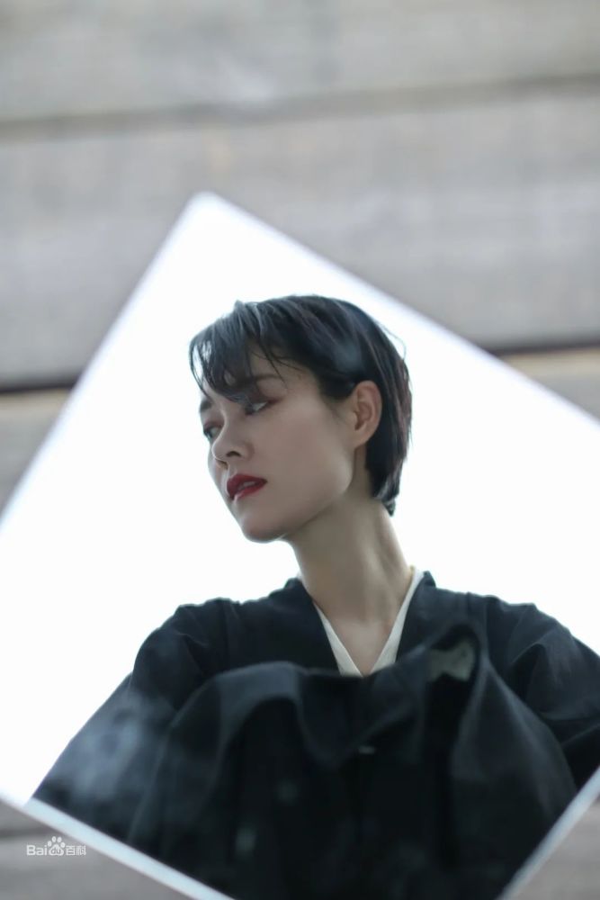 动人的歌声之外,余超颖对于时尚穿搭也很有自己的见解.