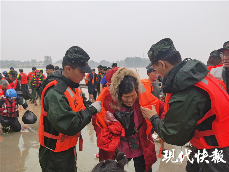 河南新乡卫辉市前稻香村被淹,救援队救出刚满月的小宝宝