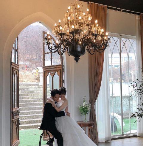 朴河宣也在ig公开与河锡辰的婚纱照,并写下:「时隔5年的特别出演,演艺