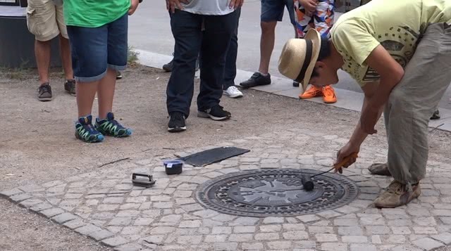 海盗集团的工作人员会跑遍世界各个城市,收集各式各样的井盖图案,随后