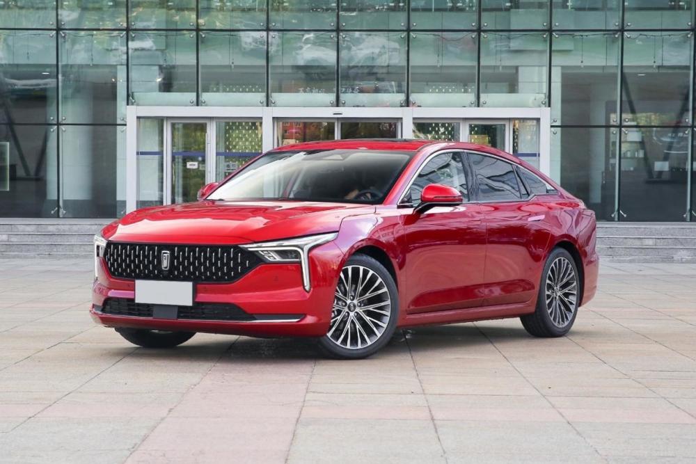 国产高颜值家轿，9.99万起，轴距2米8，空间大油耗也低，奔腾B70