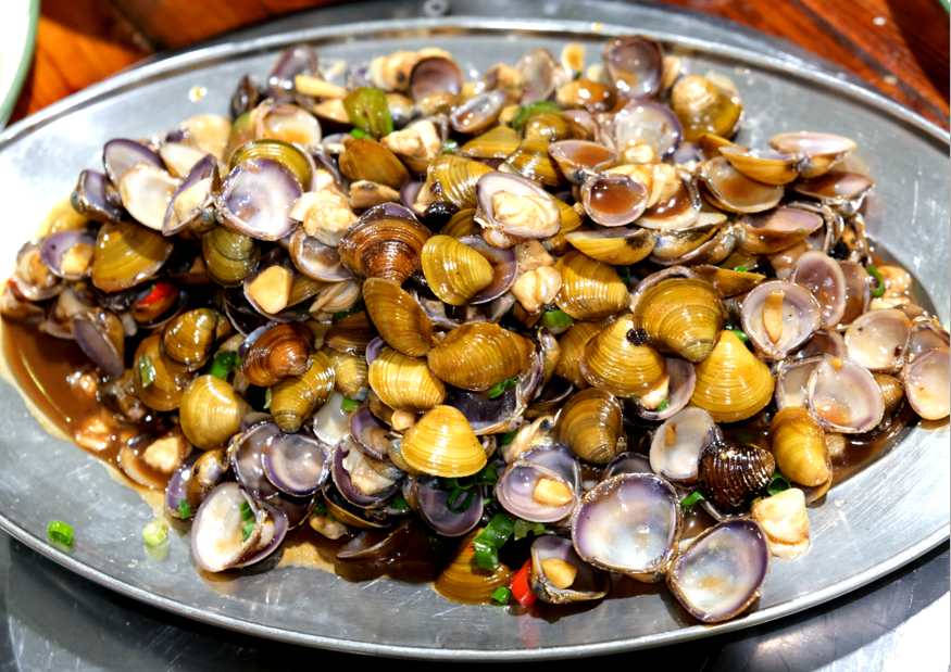 傍晚,找个江边餐厅,点上一盘 紫苏炒黄沙蚬,香炒黄鱼籽,清蒸河虾,看