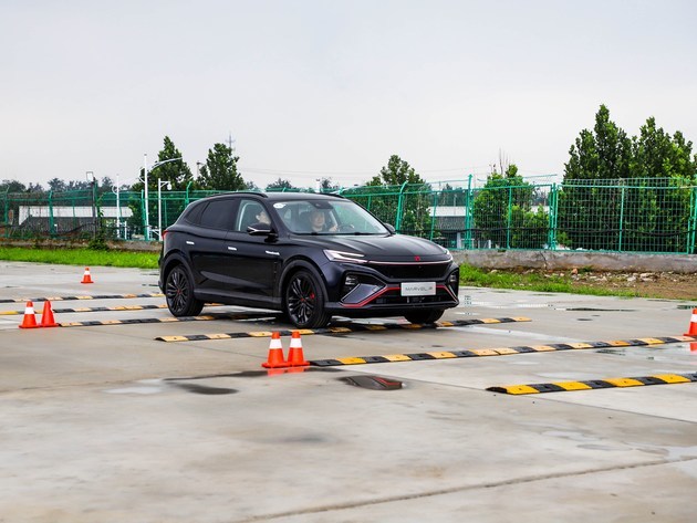 转向精准底盘质感出色场地试驾r汽车marvelr