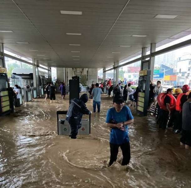 郑州暴雨地铁被困图片图片