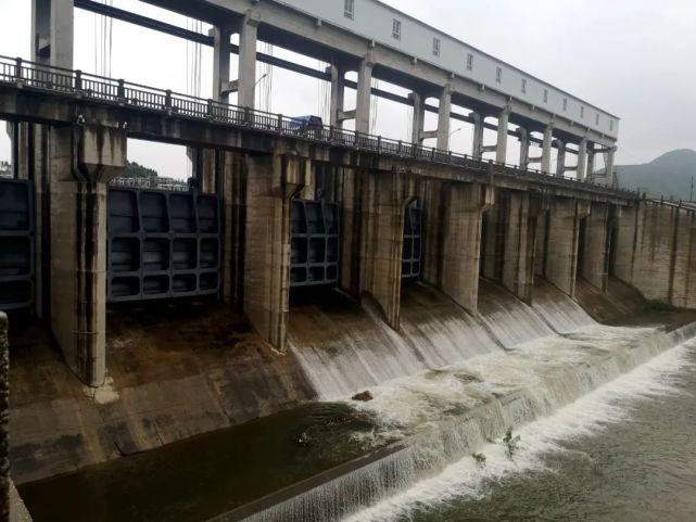 保定满城区龙门水库16时通过泄洪闸泄水从保定市水利局获悉,今天12时