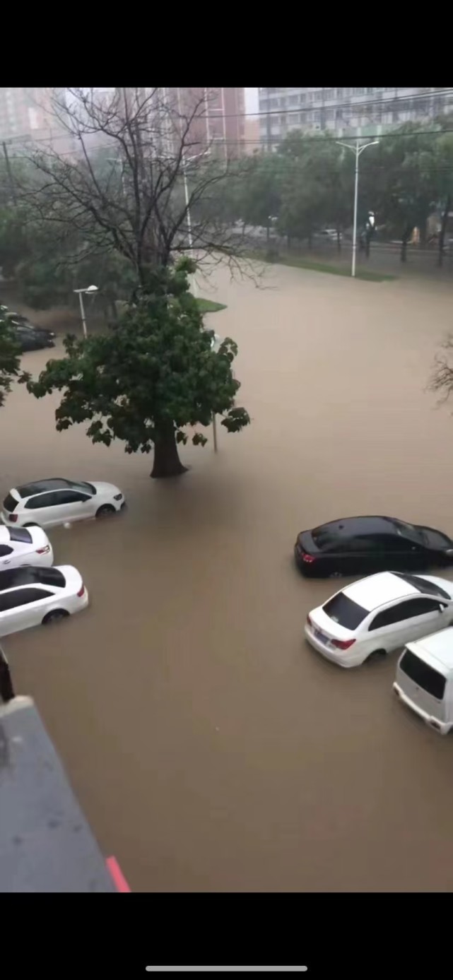 7月22日河南安阳遭受暴雨袭击道路洪水湍急愿平安