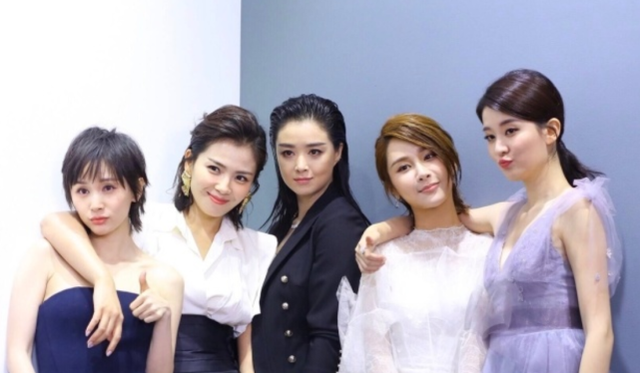 蒋欣杨紫四年后再同框二人身形差距大,38岁的蒋欣身材让人看愣了